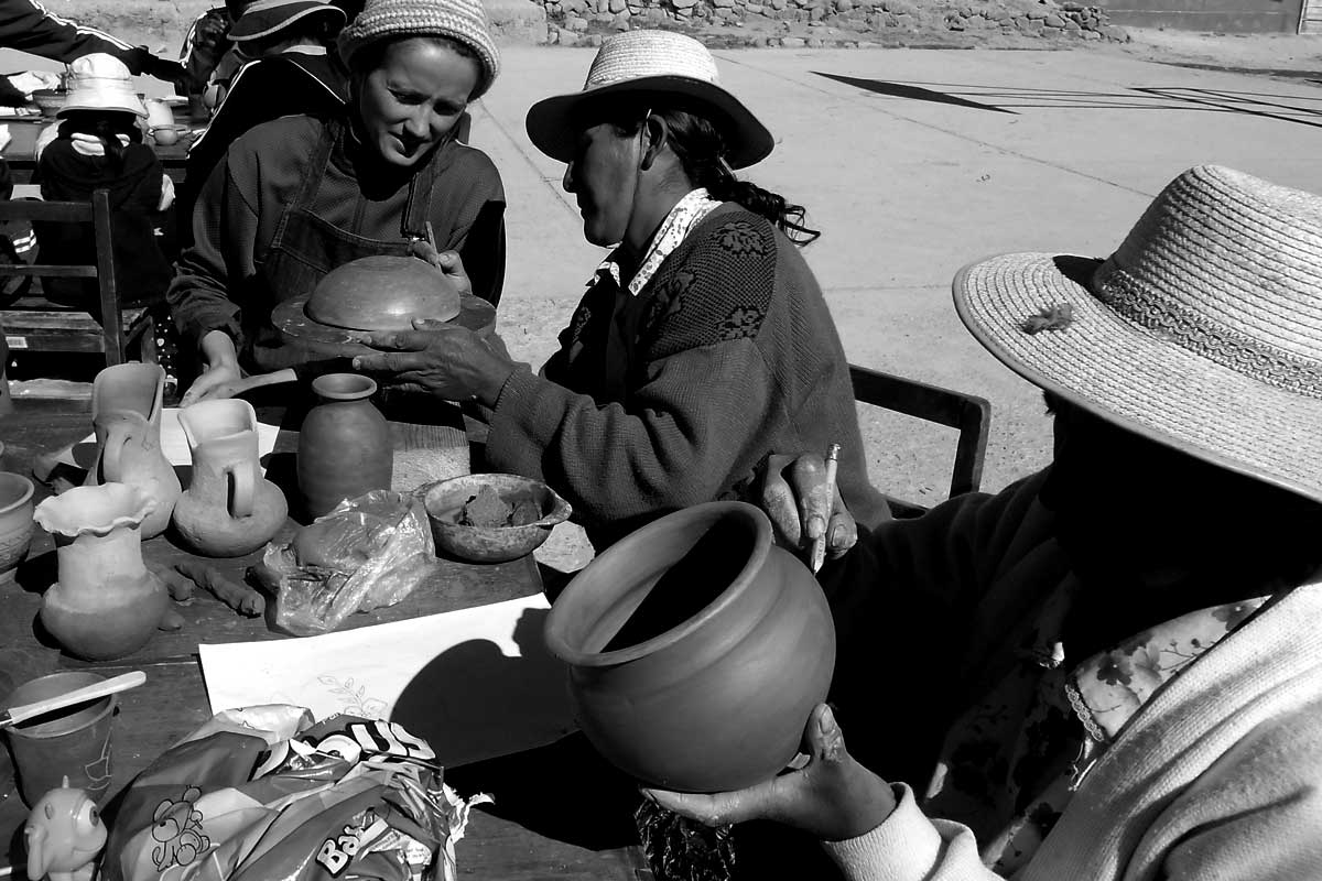 imagen gente trabajando ceramica